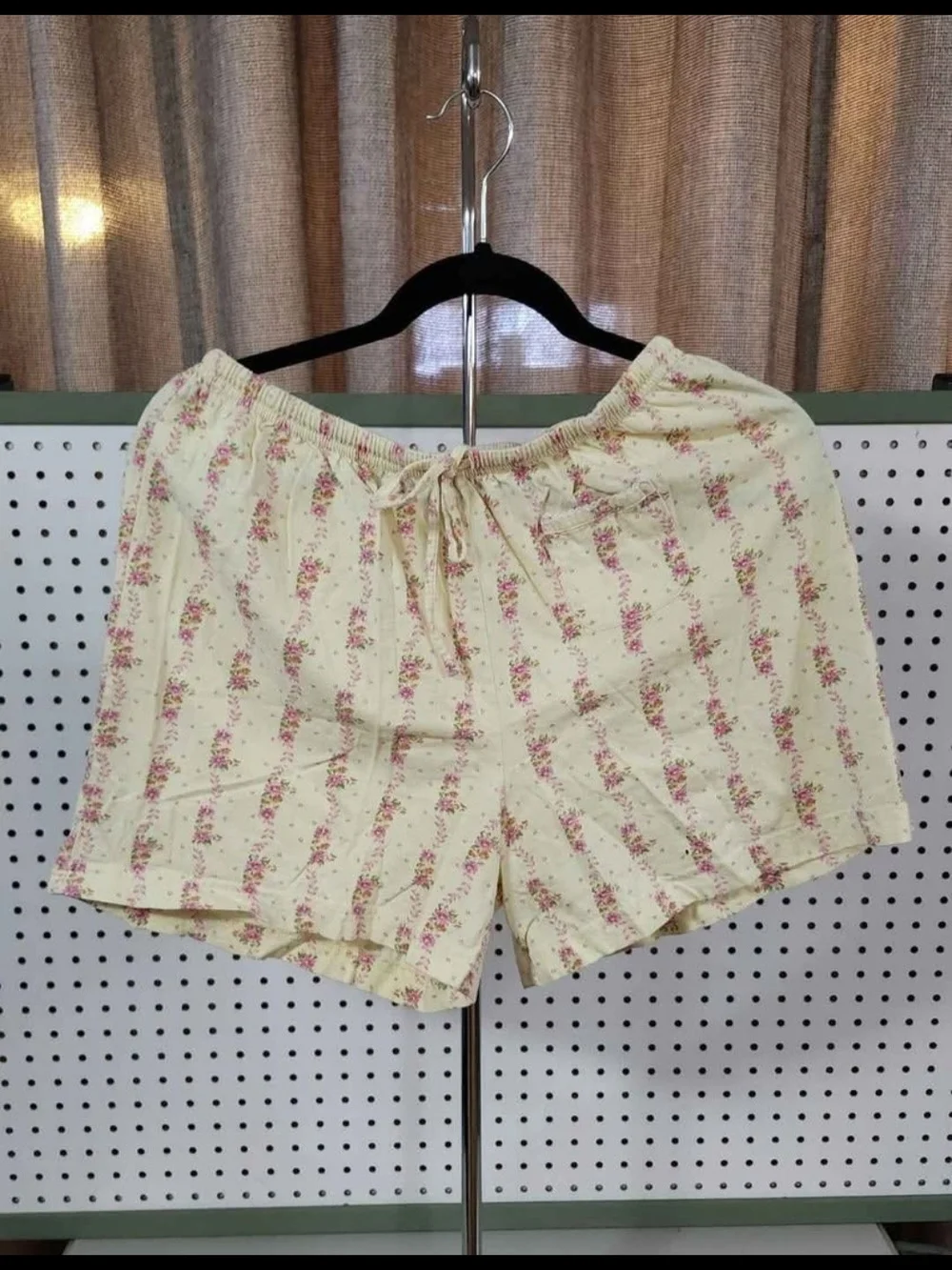 Source Unknown Cream Floral Drawstring Lounge Shorts - Picture 1 of 3